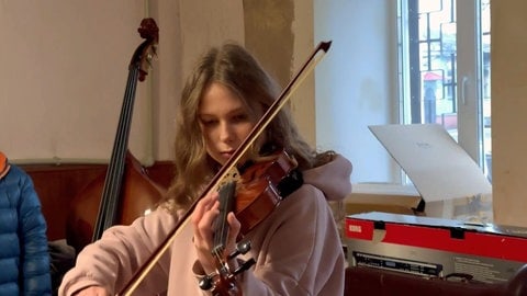 Olga gibt ein kleines Konzert, um sich für die Spende aus Trier zu bedanken.