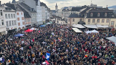 In Trier haben sich Menschen am Samstag versammelt zur Demo "Nie wieder ist jetzt"
