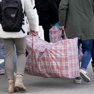 Flüchtlinge mit ihrem Gepäck, eine Kutschentasche aus Nylongewebe. Archivfoto.
