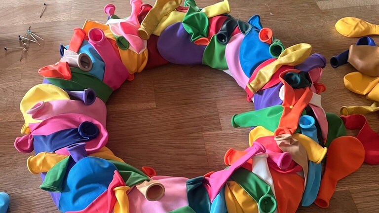 Die Nadeln können gut auch versteckt im Inneren des Luftballons angebracht werden!