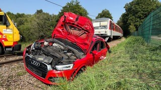 An einem Bahnübergang in Kusel ist eine 16-Jährige gestorben.