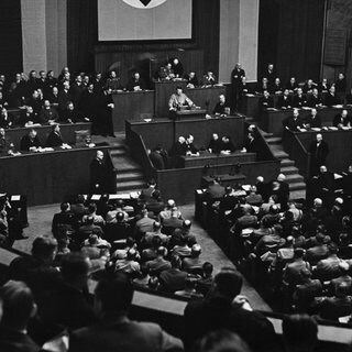 Zweite Sitzung des neuen Reichstages, 23. März 1933: Abstimmung über das "Gesetz zur Behebung der Not von Volk und Reich" (sog. Ermächtigungsgesetz). Adolf Hitler während seiner Regierungserklärung zum "Ermächtigungsgesetz". Auf dem Stuhl des Parlamentspräsidenten: Hermann Göring
