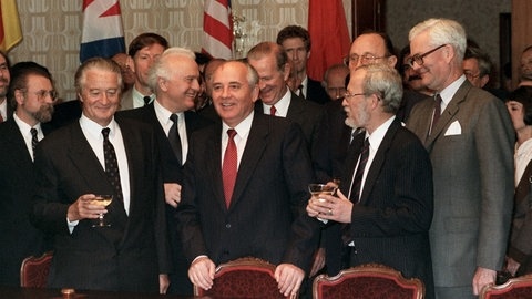 Gruppenbild der beteiligten Außenminister nach der Unterzeichnung des 2+4-Vertrags 1990