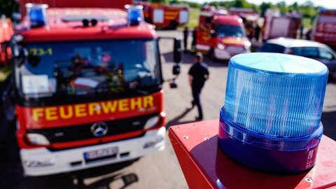 Feuerwehr-Fahrzeuge auf einem Parkplatz. In Lahnstein gibt es eine große Waldbrandübung.