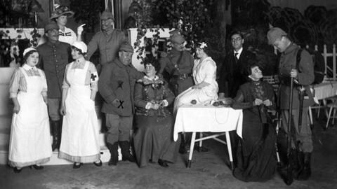 Theaterszene, Schauspieler in Uniform und Schauspielerinnen in Schwesterntracht