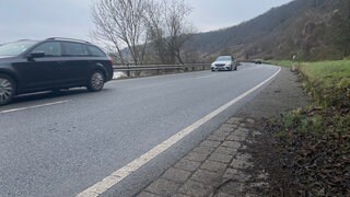 Autos auf der B49 zwischen den Koblenzer Stadtteilen Moselweiß und Lay: Die Bundesstraße soll acht Monate voll gesperrt werden, weil ein neuer Radweg gebaut wird. Es gibt noch keinen. 