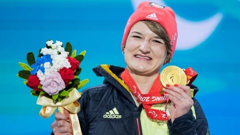 Anna-Lena Forster gewann Gold im Riesenslalom bei den Paralympics 2022 in Peking. Wie im Jahr zuvor wurde sie wieder zur Para-Sportlerin des Jahres gewählt.
