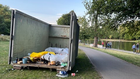 Die Entsorgungsbetriebe haben am Schwörmontag große Container für die "Gummiboot-Kapitäne" aufgestellt. Am Konzept wolle man festhalten, aber viele Boote sind trotzdem wild entsorgt worden.