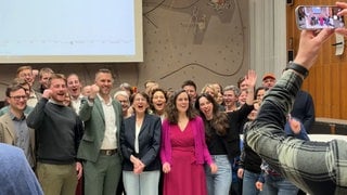 Die Grünen Jubel für ein Gruppenbild im Rathaus in Karlsruhe. Die Partei hat überraschend bei der Landtagswahl 2026 den Wahlsieg geholt.