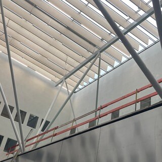 Hoch und licht, statt tief und dunkel: Die neue Decke des Ulmer Hauptbahnhofs.