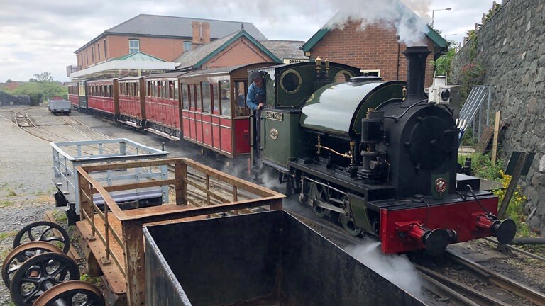 Die Satteltanklok Eduard Thomas gehört der Talyllyn Railway und fährt in Tywyn ab. Die Schmalspurbahn wurde ursprünglich gebaut, um Schiefer aus den Bergen an die Küste zu transportieren.