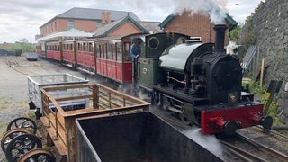 Die Satteltanklok Eduard Thomas gehört der Talyllyn Railway und fährt in Tywyn ab. Die Schmalspurbahn wurde ursprünglich gebaut, um Schiefer aus den Bergen an die Küste zu transportieren.