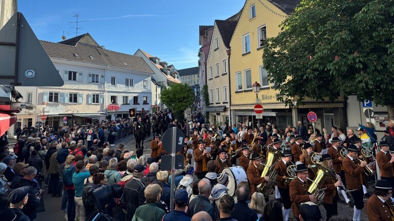 1.800 Reiterinnen und Reiter sowie Musikkapellen und Zuschauer beim Blutritt 2025 in Weingarten.