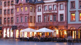 Ein Café im Abendlicht auf dem Mainzer Marktplatz mit Außenbestuhlung - die Regeln wurden dafür gelockert.