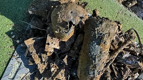 Es ist einiges an Metallschrott zutage getreten im Donaustadion, aber nichts Explosives. Stadt und Polizei gaben am Donnerstagnachmittag nach der Bombensondierung Entwarnung.