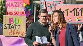 Die beiden Lehrer, die einen Brandbrief zum Thema Rechtsextremismus an ihrer Schule geschrieben hatten, sprechen auf der Demonstration "Vielfalt statt Einfalt – Schule ohne Diskriminierung" im Mai 2023 vor dem Schulamt in Cottbus. 
