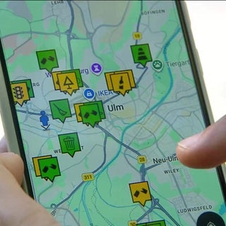 Eine App auf dem Handy zeigt Mangel in Ulm auf einer Karte an