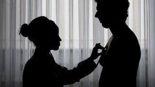 Ärztin hört Patienten mit Stetoskop ab - Eisenmangel könnte in Zusammenhang mit Herzkrankeiten stehen