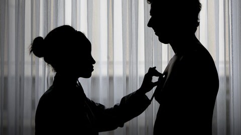 Ärztin hört Patienten mit Stetoskop ab - Eisenmangel könnte in Zusammenhang mit Herzkrankeiten stehen