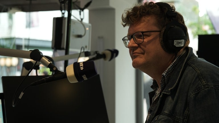 Live auf Sendung: Moderator Anno Wilhelm moderiert SWR Kultur am Abend.