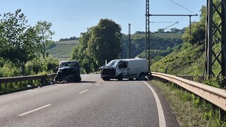 Zwei Menschen, darunter ein Kind, sind bei bei diesem Unfall bei Igel an der Mosel ums Leben gekommen. Zwei Autos waren frontal aufeinander geprallt.