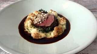 Hirschrücken mit gerösteten Kernen und gebratenem Blumenkohl