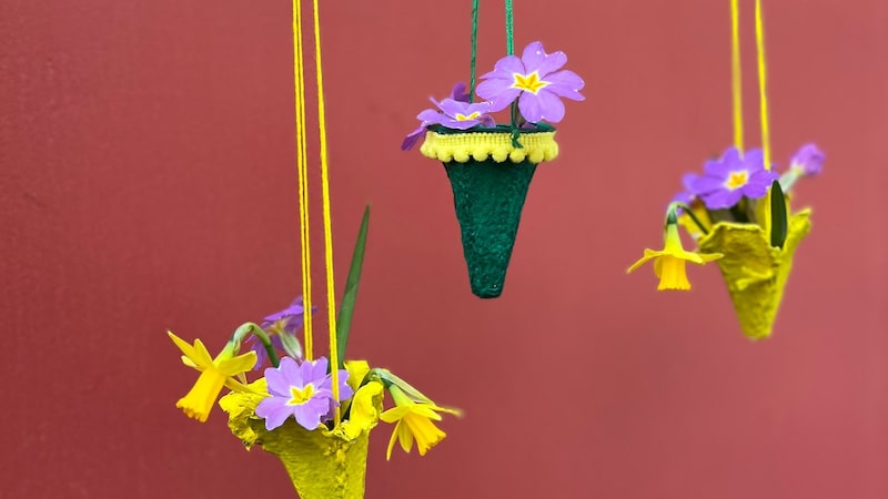Frühlingshafte Blumen-Tütchen aus Eierkartons zum Aufhängen basteln