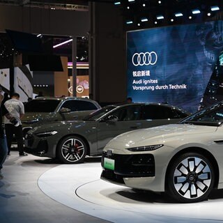 Mehrere Audi-Modelle stehen auf einem Messestand (Archivbild). Bei Audi in Neckarsulm werden wieder Extraschichten gefahren: Die Nachfrage nach den neuen Modellen ist hoch.