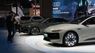 Mehrere Audi-Modelle stehen auf einem Messestand (Archivbild). Bei Audi in Neckarsulm werden wieder Extraschichten gefahren: Die Nachfrage nach den neuen Modellen ist hoch.