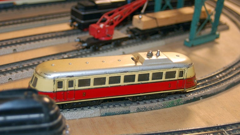 Märklinanlage aus den 50er Jahren mit Lokomotiven aus der Vorkriegszeit aus Blech.