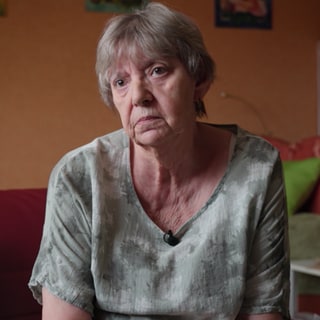 Frau sitzt auf der Couch