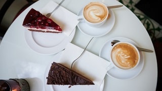 Torte und Cappuccino in einem Café