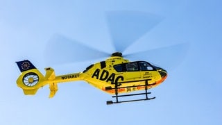 Rettungshubschrauber «Christoph 33» (Symbolbild). In Fridingen an der Donau ist ein vierjähriges Kind mit seinem Laufrad gegen ein Auto geprallt und hat sich dabei schwer verletzt.