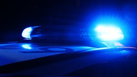 Das Blaulicht der Polizei in der Nacht. Immer wieder kommt es zu Verfolgungsjagden bei hohem Tempo.