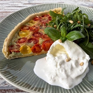 Kräutertarte mit Tomaten, Burrata und Rucola
