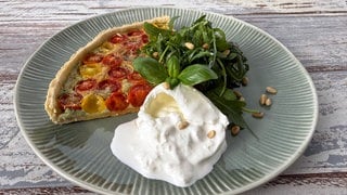Kräutertarte mit Tomaten, Burrata und Rucola