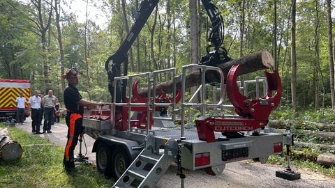 Mitarbeiter des Karlsruher Forstamts und der Feuerwehr üben das Sägen an einem Baum, der unter Spannung steht. Dafür nutzen Sie einen Spannungssimulator. Nach einem Unwetter birgt das Aufräumen ungestürzter Bäume eine große Gefahr für Einsatzkräfte.