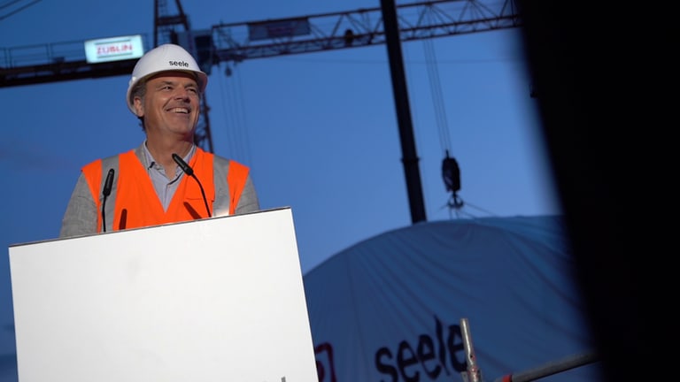 Andreas Hafner, Geschäftsführer der seele GmbH, freut sich über das erste enthüllte Eingangsportal des künftigen Hauptbahnhofs.