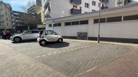 Diese asphaltierten Parkplätze in Mainz sollen in naher Zukunft bepflanzt und entsiegelt werden.