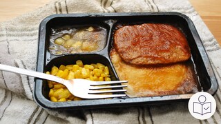 Das ist ein Beispiel·bild: Man sieht ein Stück Fleisch mit Beilagen auf einem Plastik·teller. Rechts das SWR Logo für Leichte Sprache. 