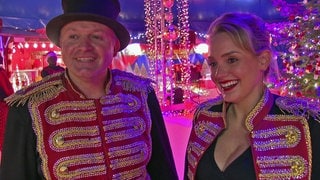 Alois Frank und seine Frau Georgina stehen im Zirkuszelt. Sie leiten den Zirkus Alaska.