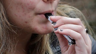 E-Zigaretten und sogenannte Vapes werden an Schulen zu einem immer größeren Problem - auch an Grundschulen.