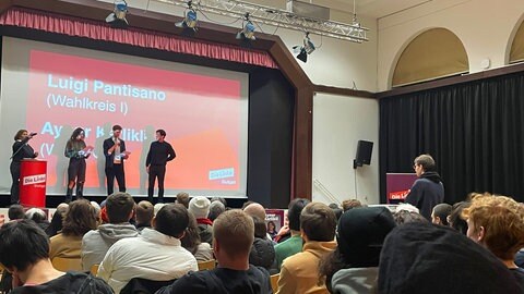 Vier Sprecherinnen und Sprecher auf der Bühne beim Wahlkampfauftakt der Linken in Stuttgart.