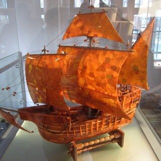 Das Schiff "Santa Maria" von Horst Froese im Bernsteinmuseum in Ribnitz Dammgarten in Mecklenburg Vorpommern. Archivfoto.