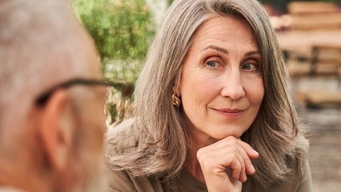 Eine Frau schaut einen Mann beim Dating skeptisch an.