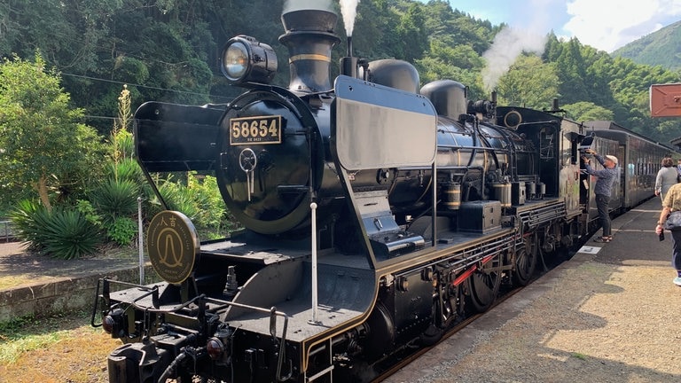 Die Dampflokomotive 58654 ist die älteste betriebsfähige Dampflok Japans. Sie fährt mit dem Hitoyoshi SL Express zwischen Kumamoto und Hitoyoshi.