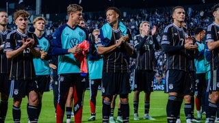 Die deutsche Nationalmannschaft applaudiert nach dem Spiel in Griechenland vor den Fans