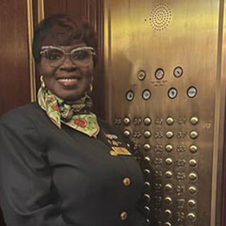 Khady Gueye arbeitet als Fahrstuhlführerin im Luxushotel "The Pierre" in New York City.