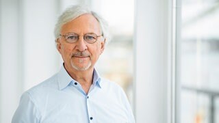 Ernaehrungsdoc Jörn Klasen blickt in die Kamera