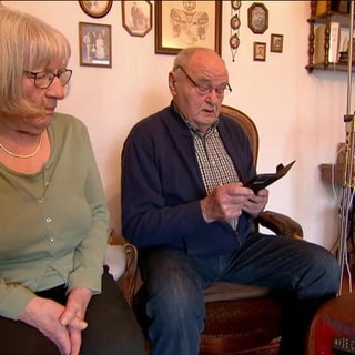 Die Großeltern von Emma Aicher verfolgen am Tablet den Wettkampf